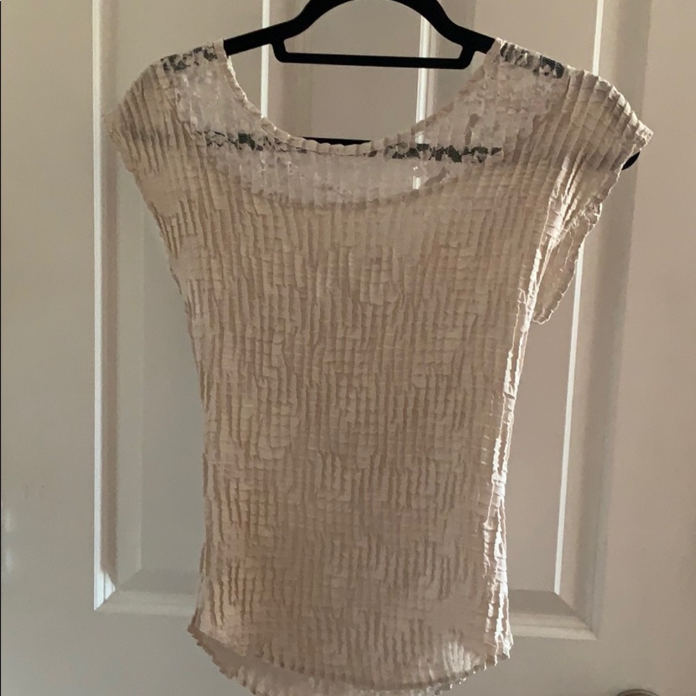 Gold ribbed top with lace collar